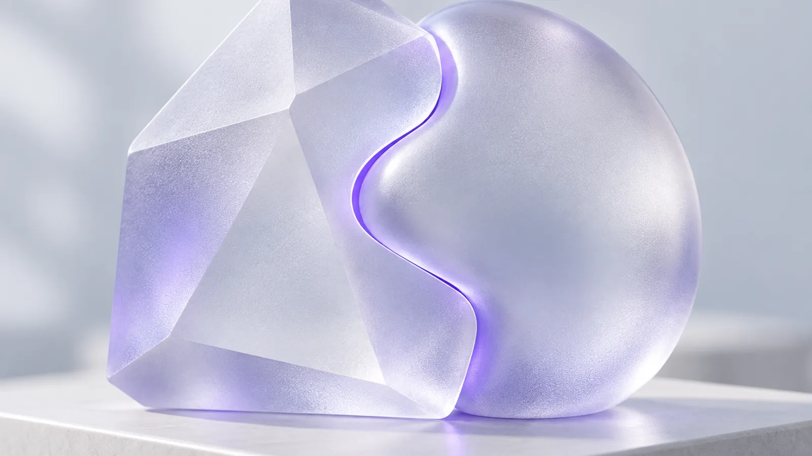Due pezzi di vetro smerigliato di forme diverse che si incastrano perfettamente, con una linea di luce lilla lungo la giuntura