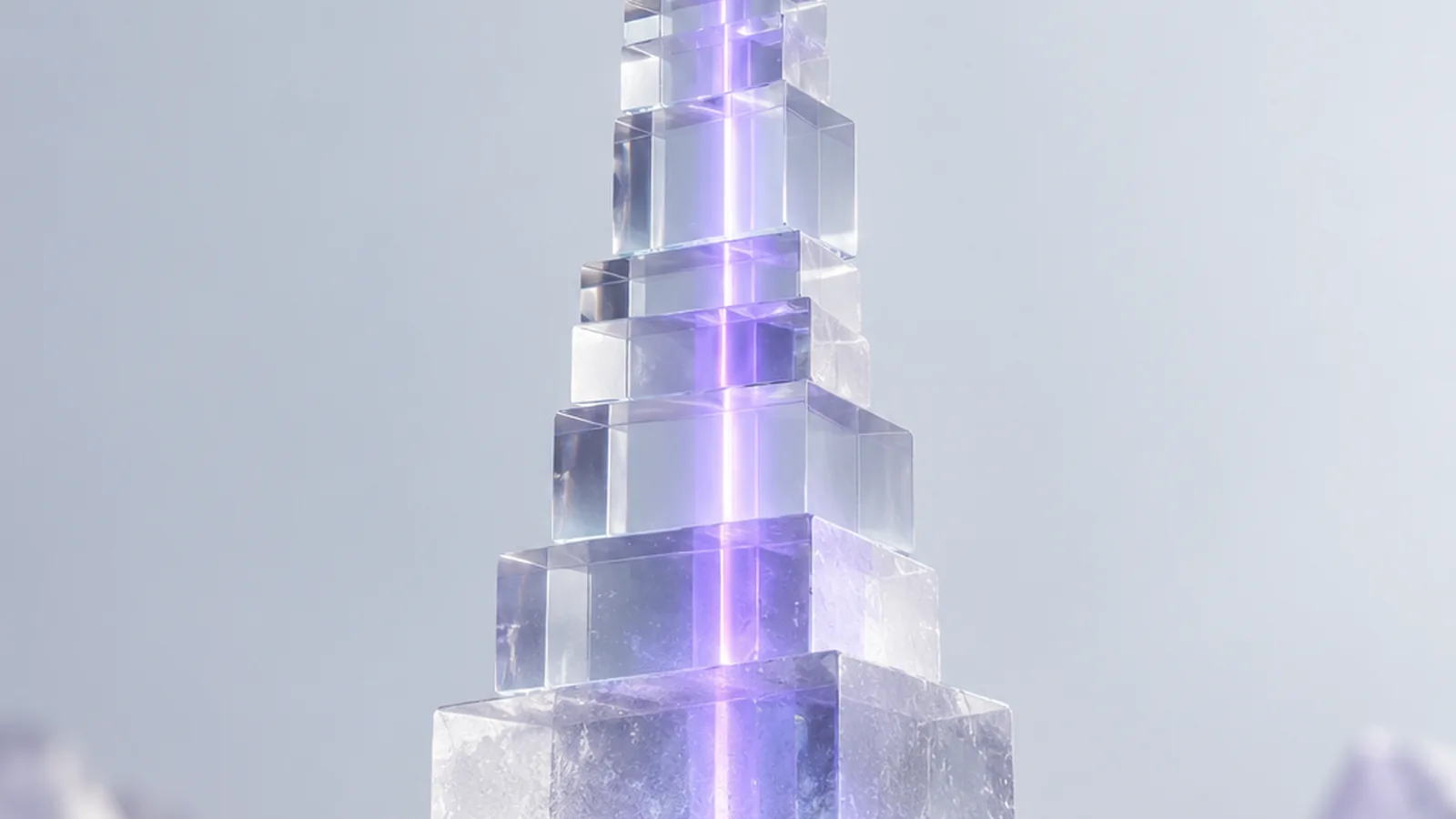 Una torre di vetro trasparente su fondamenta di cristallo smerigliato, attraversata da una luce lilla
